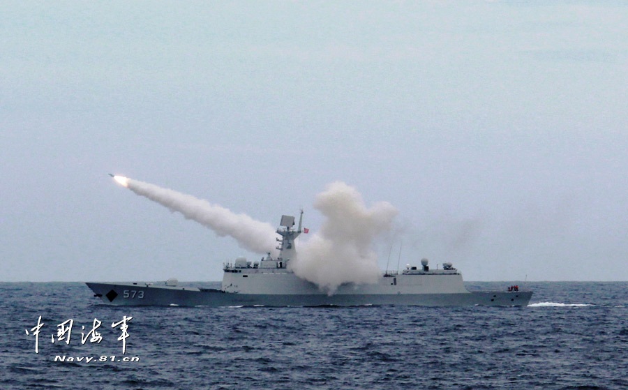 军方公开054a护卫舰发射防空反舰导弹猛图