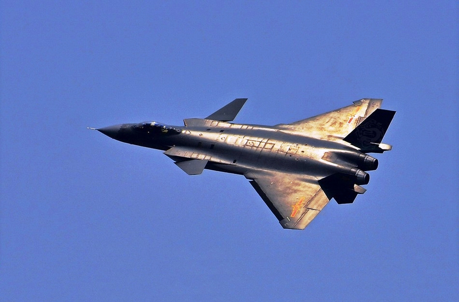 难得一见黄金甲版歼20战机劲舞苍穹