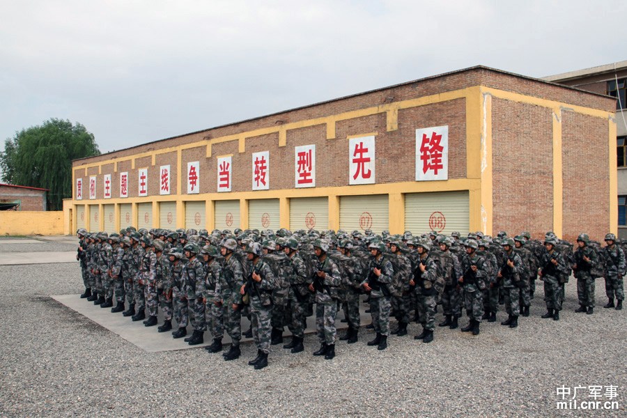 兰州军区大量新型红旗16导弹现身雪域高原