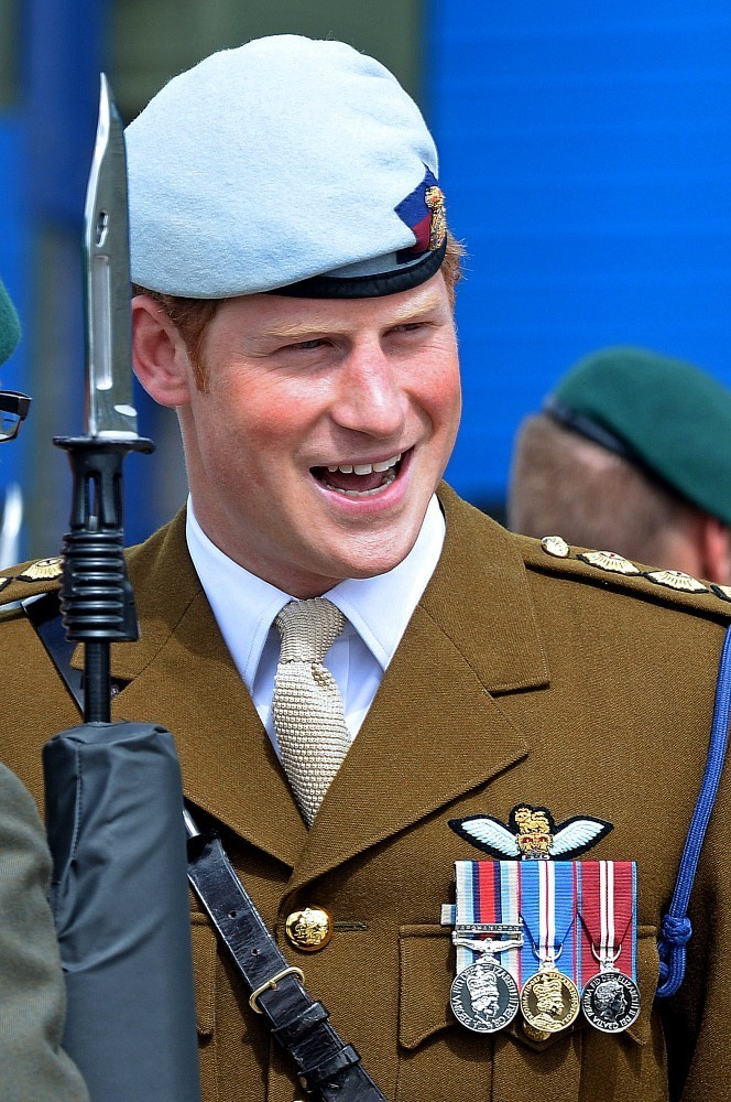 英国哈里王子身穿军装头戴贝雷帽帅气逼人