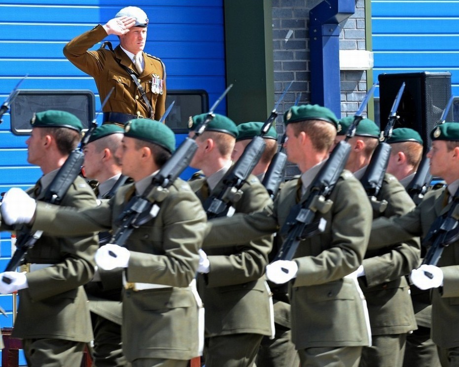 英国哈里王子身穿军装头戴贝雷帽帅气逼人