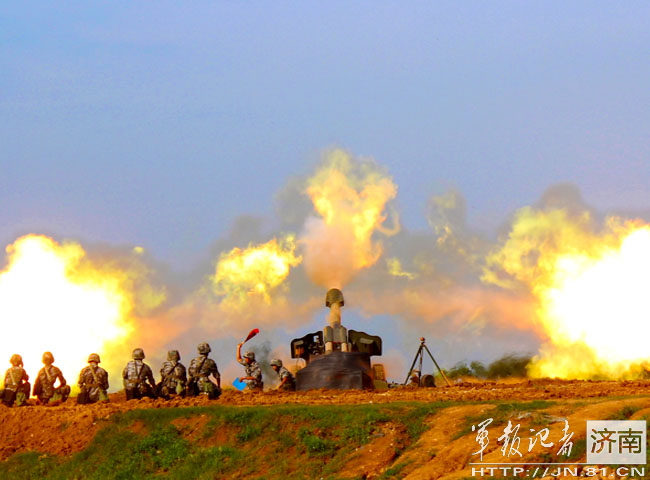 解放军炮兵实弹演习 多型新火炮上阵开火
