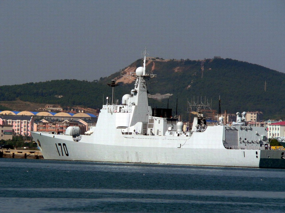 霸气:052c型中华神盾舰海上玩漂移