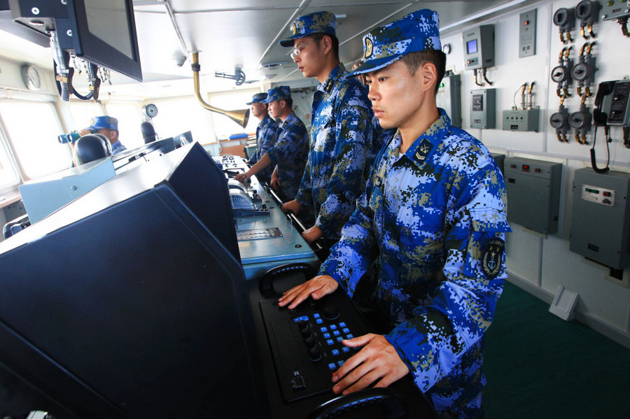 8月22日,海军舰艇编队青岛舰官兵在驾驶室精心操作穿越大隅海峡.