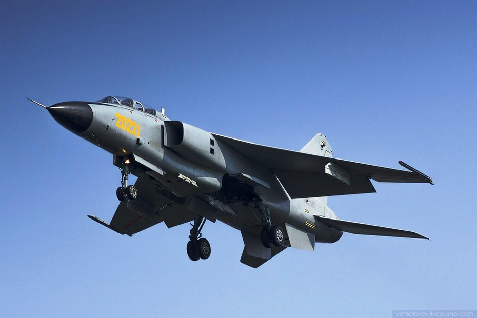 中国飞豹战机进行飞训优美身姿掠过蓝天