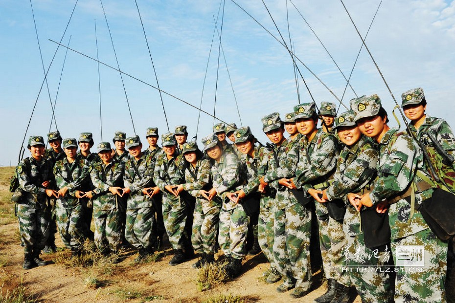 青春靓丽:兰州军区某通信团36朵"玫瑰"