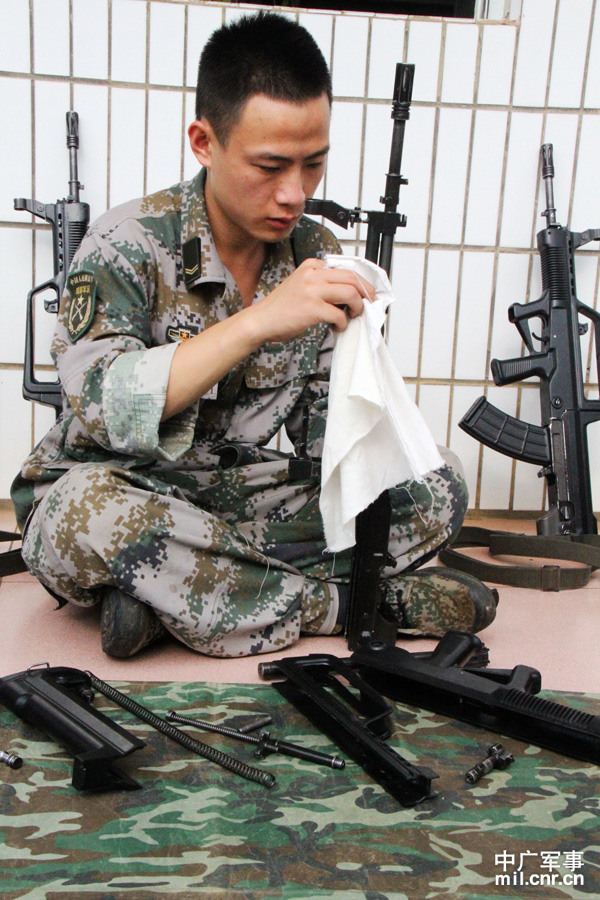战士擦枪,对手中武器备加呵护.穆亮龙摄