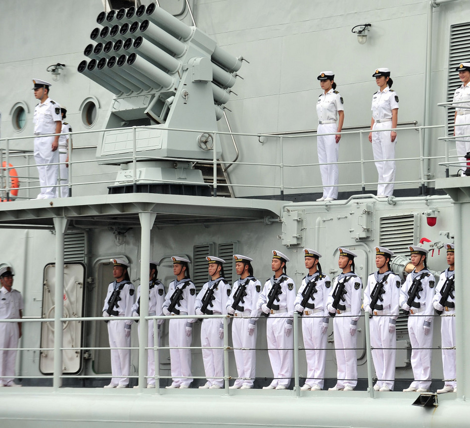 9月5日,中国海军导弹驱逐舰哈尔滨舰抵达新加坡樟宜海军基地.