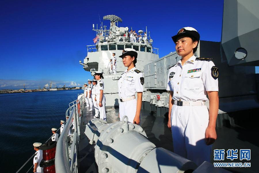 9月6日,中国海军舰艇编队驶入美国夏威夷珍珠港时,全体官兵分区列队