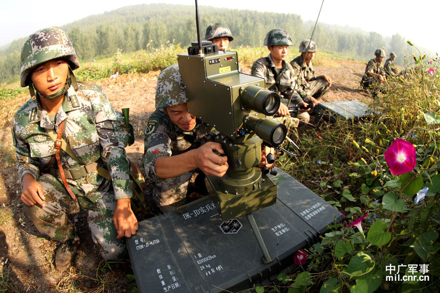 济南军区演练山地攻防战士兵装备精良