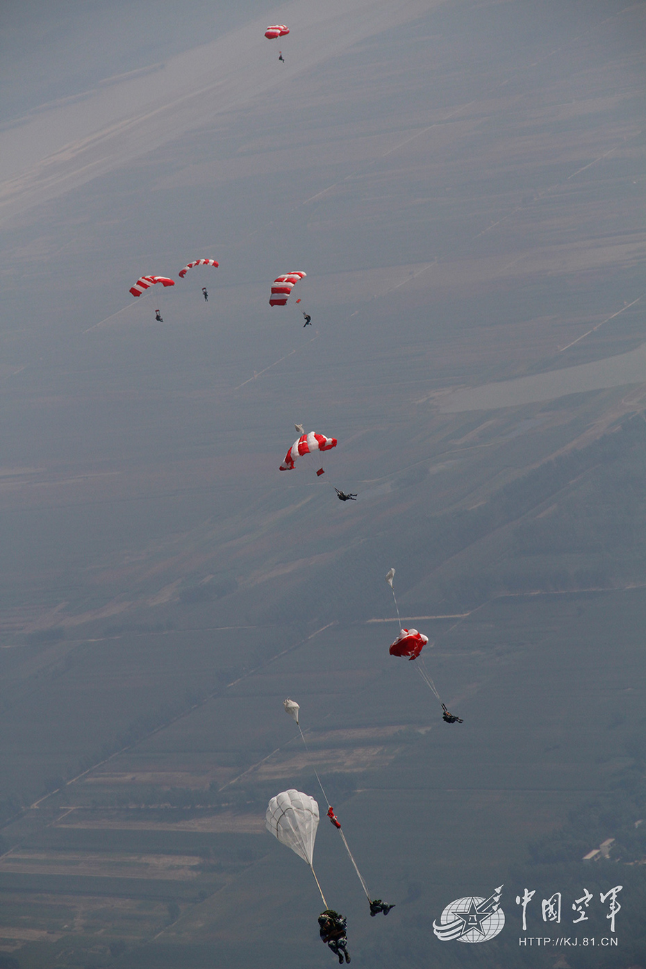 中国空降兵侦察部队伞降黄河滩涂实打练兵