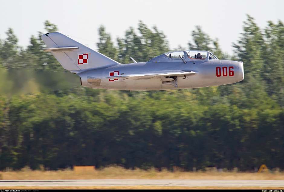 波兰航展上演穿越:米格-15战机销魂起飞