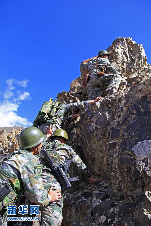 中国边防兵巡边爬绝壁刀石山搭人梯前进