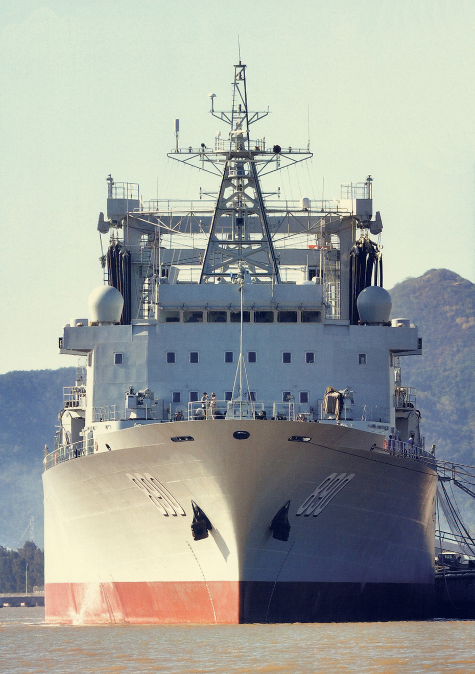 海军最新型远洋补给舰890巢湖号点击进入中新网军事频道发布时间:2013