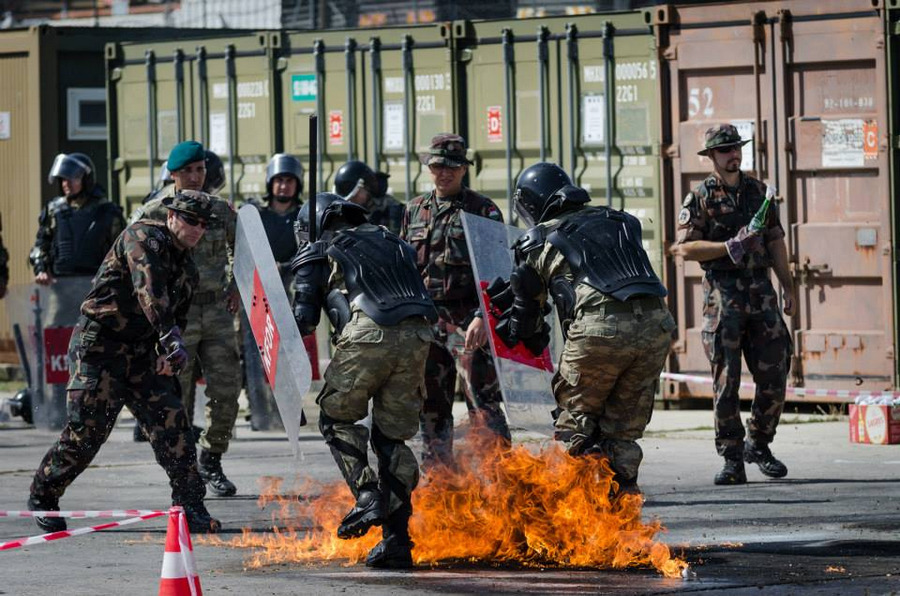 匈牙利军队在科索沃街头感受"烈火焚身"