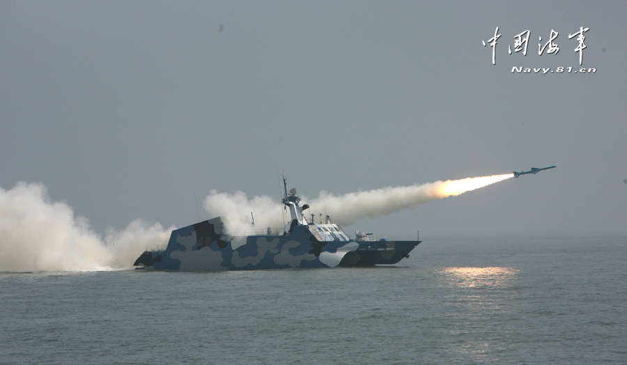 中国海军公开022级隐身导弹艇射弹猛照