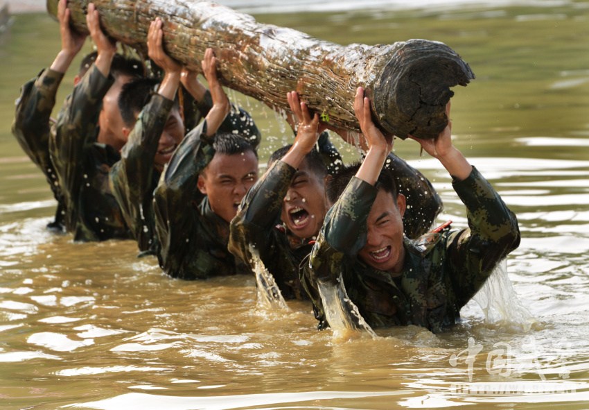 都是硬汉子:武警训练艰苦堪比特种兵
