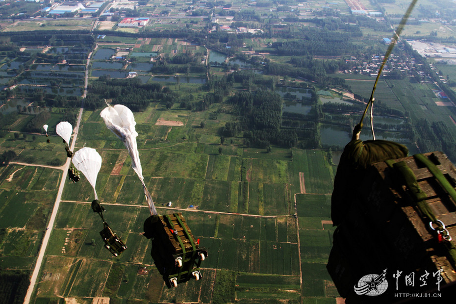 解放军空降兵演练伞降作战 场景酷似大片