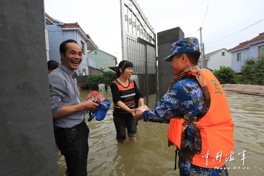海军官兵赶赴余姚救灾 蹚水挨家挨户送食品