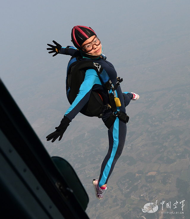 【转载】身手好胆也大:八一跳伞队员空中"摆拍"