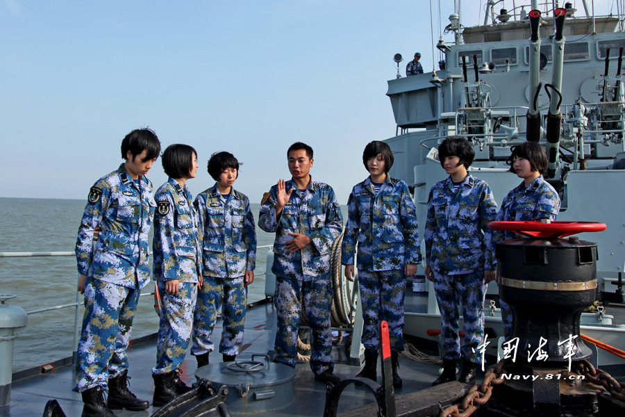 东海舰队11名通信女兵随舰出海"过把瘾"