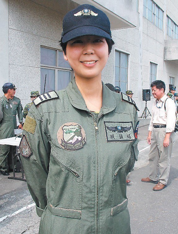 台军大秀阿帕奇部队甜美女飞官很惹眼