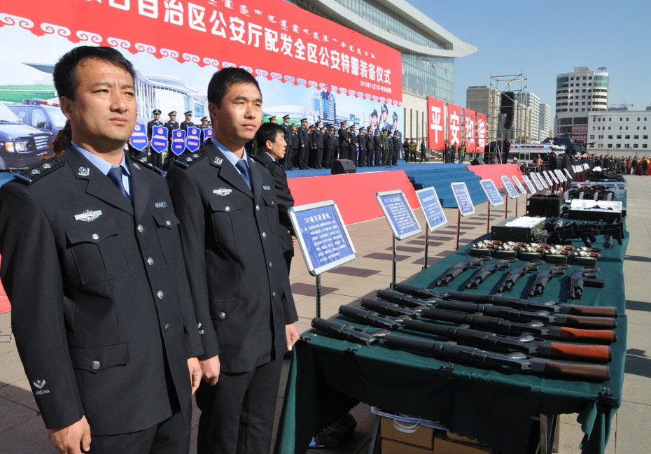内蒙警方配新装备 拐弯枪水炮车武装到牙齿