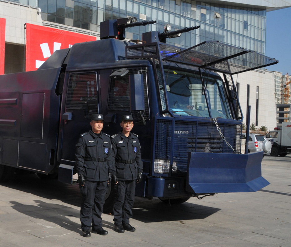 这是为公安特警配发的高压水炮车(11月7日摄).
