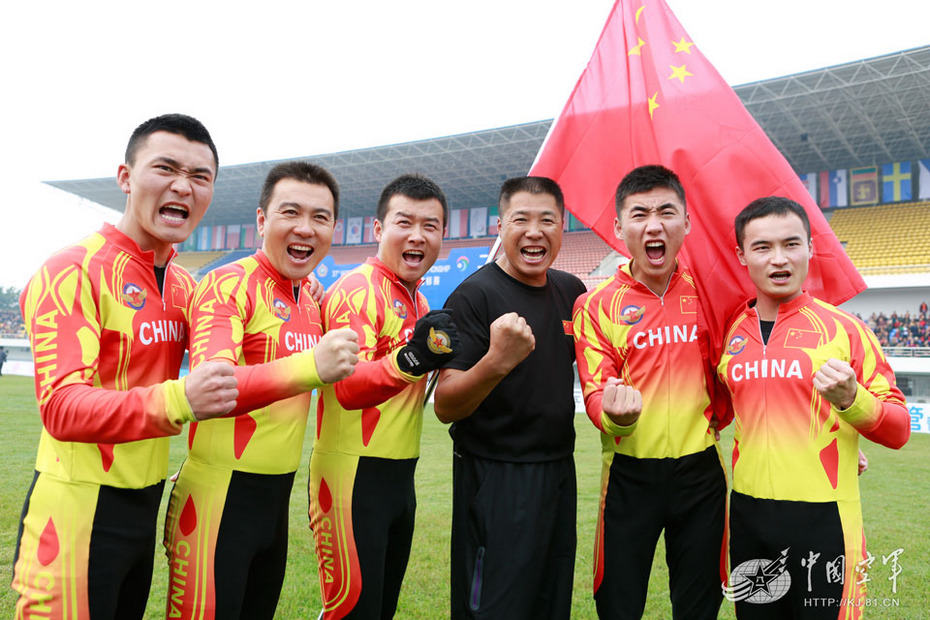 八一跳伞队男队首夺国际赛事集体冠军