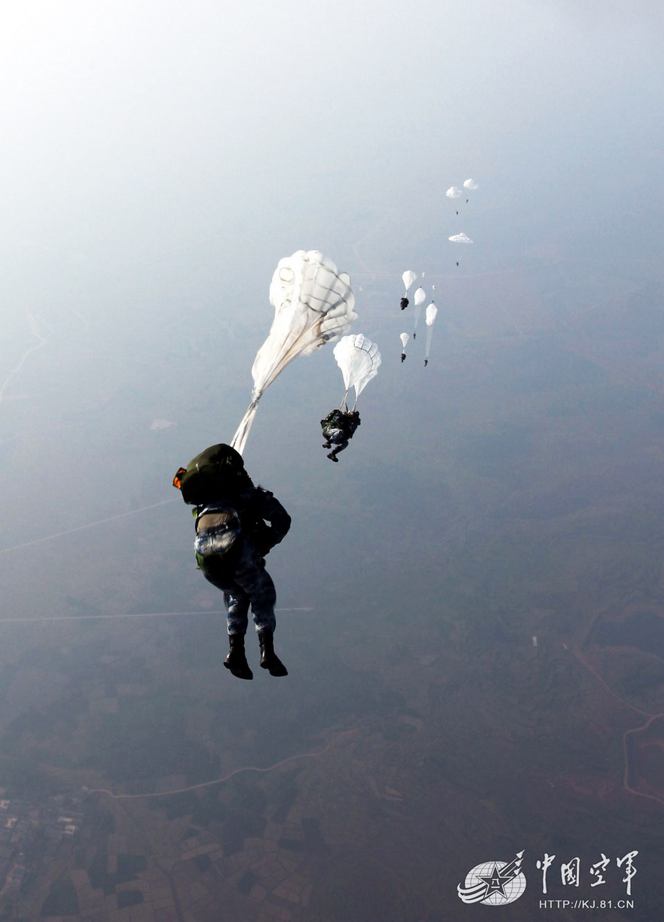 中国空降兵伞降训练 成串跃下如上演大片