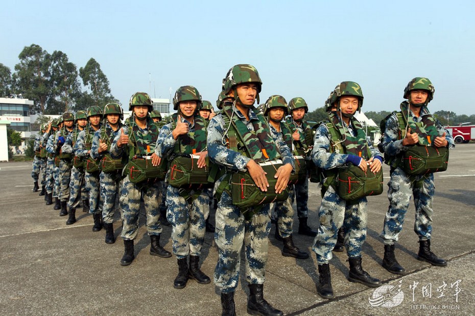 中国空降兵伞降训练学员成串跃下如上演大片