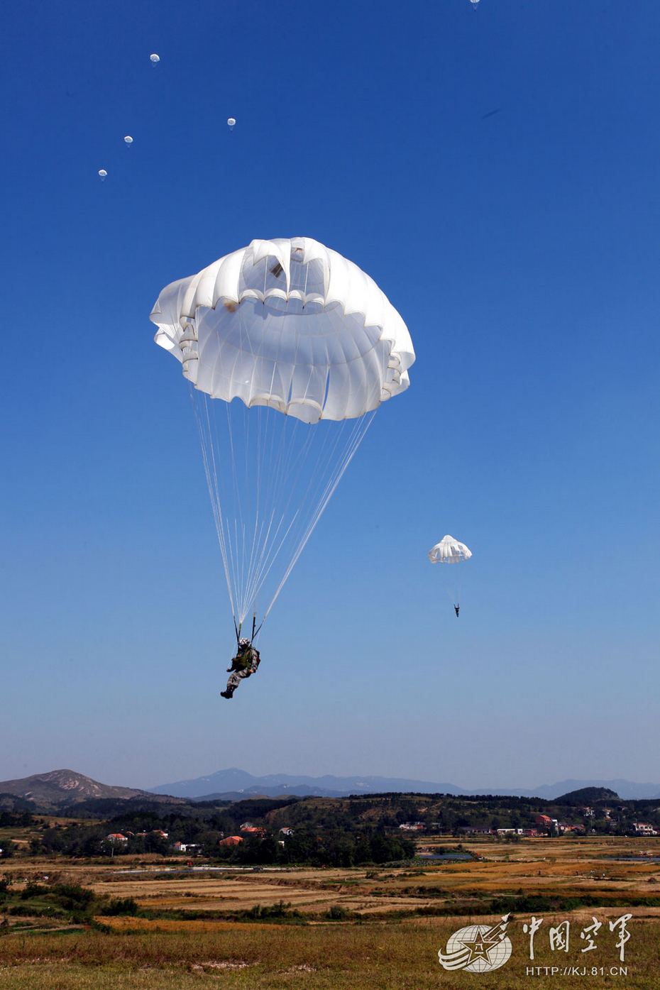 中国空降兵伞降训练学员成串跃下如上演大片