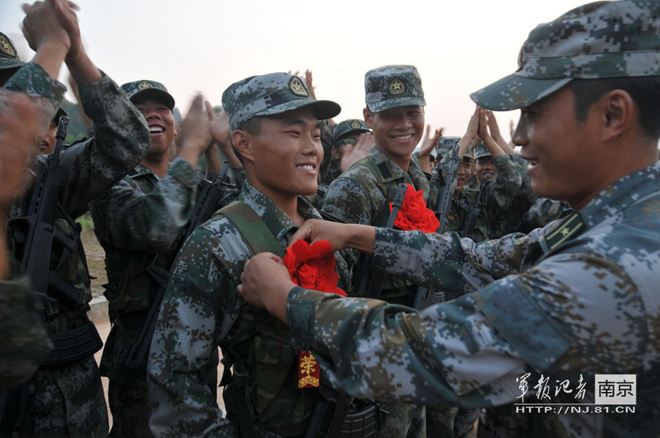 神了！解放军新兵首次实射打出满堂彩-中新网