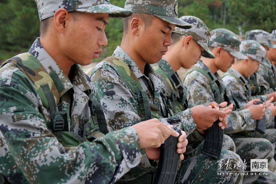 解放军新兵首次实射打出满堂彩
