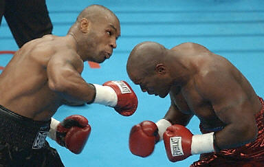 组图:泰森在第一回合49秒重拳撂倒埃迪恩纳