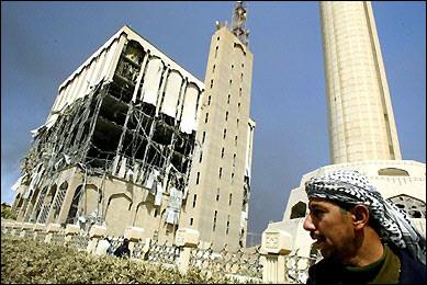 一名伊拉克人路过被摧毁的巴格达通信大楼.