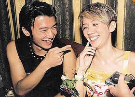 谢霆锋最近被传与梅艳芳搞姐弟恋.