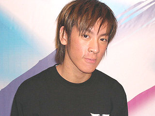 麦浚龙因英皇案被捕 传歌迷都是花钱雇来的(图)