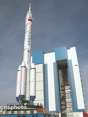 "神舟"五号载人飞船船箭塔组合体转运途中