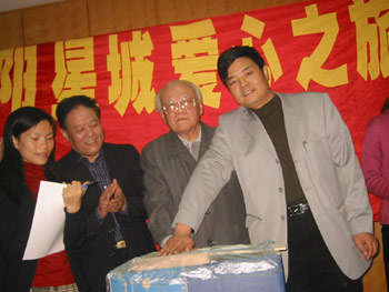 张大千最后门生谢伯子与李繁民画家练手泼墨