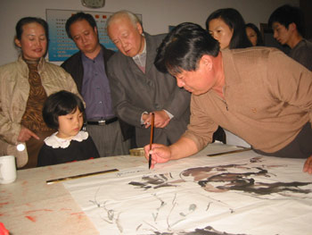 张大千最后门生谢伯子与李繁民画家练手泼墨