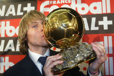 内德维德亲吻奖杯内德维德和女儿点击此处查看其它图片中新网12月23日