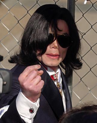 杰克逊首次出庭 否认涉儿童性侵犯九项控罪(图)