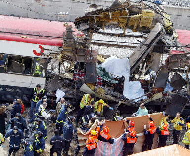爆炸事件发生后,西班牙警方在距离马德里不远的埃纳雷斯堡市发现一辆