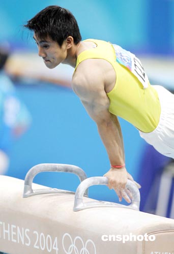 雅典传真滕海滨夺体操队首金自称功不抵过