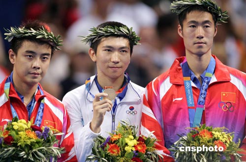 王皓与王励勤分获奥运男单银牌与铜牌