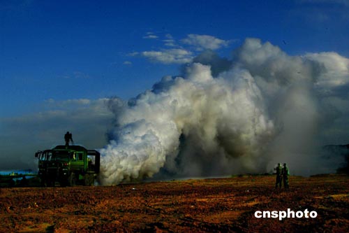 解放军进行军事目标遮蔽烟幕实验