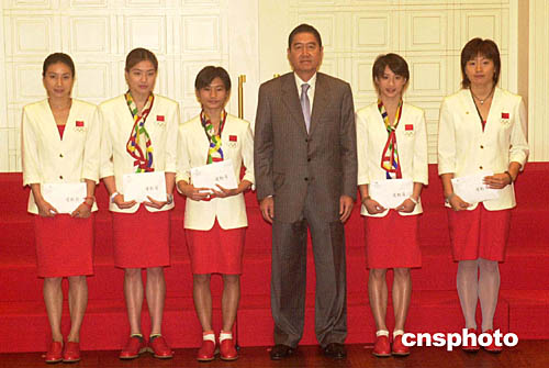 澳门知名人士马有恒向中国奥运金牌选手颁发奖金.