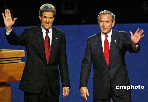 美国大选末场辩论火热开场布什克里重拳出击