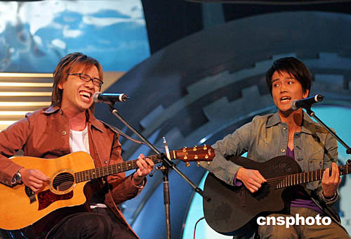 图:香港anj组合获亚洲新人歌手大赛优秀新人奖